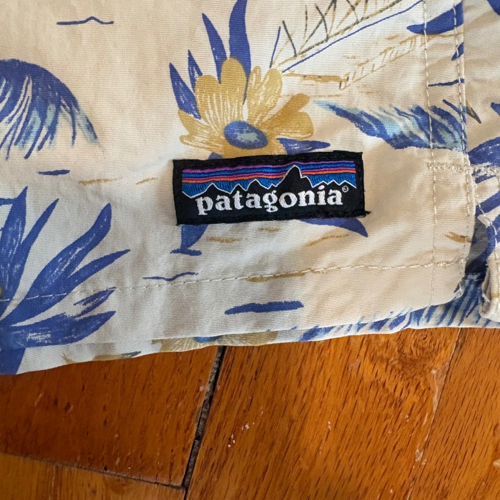 Patagonia Womens Small Barely Baggy Shorts Cream Blue Floral Tropical Resort - Picture 2 of 5